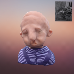 De sculptuur toont een hoofd met bijna gesloten ogen, zonder wimpers. De mond heeft een hazenlip. De oren staan wat scheef aan het hoofd. Ze heeft geen haar. Ze draagt een paars gestreepte blouse met knopen en paarse bretels. In de rechterbovenhoek is het fotootje geplaatst dat ik gebruikt heb om haar te vormen. Het is een zwart-wit kiekje, echte afmetingen 5x5 centimeter.
