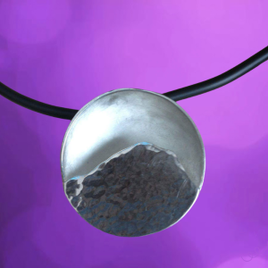 een holle cirkel met daarop een berg van zwart zilver