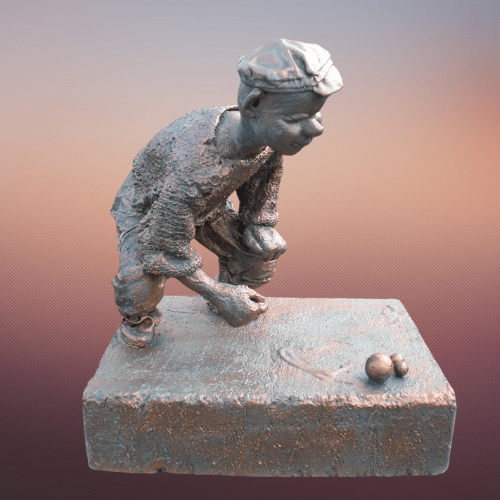 Een jeu-de-boules-speler zakt door zijn knieën terwijl hij net de bal heeft gegooid.