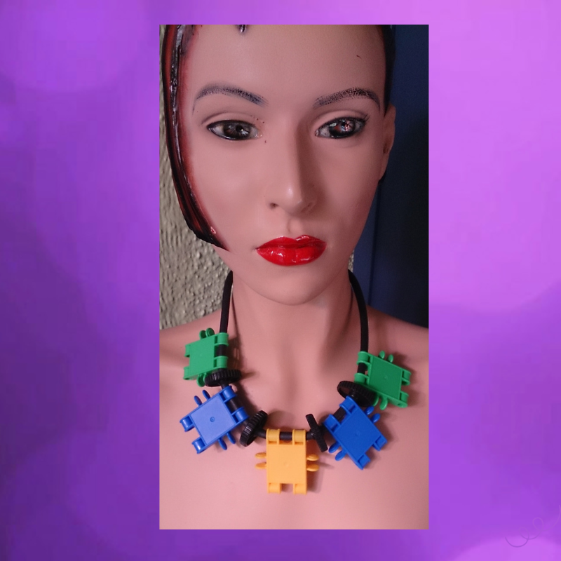 halssnoer van K'nex.