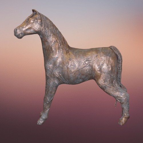 Een paard met opgeheven hoofd.