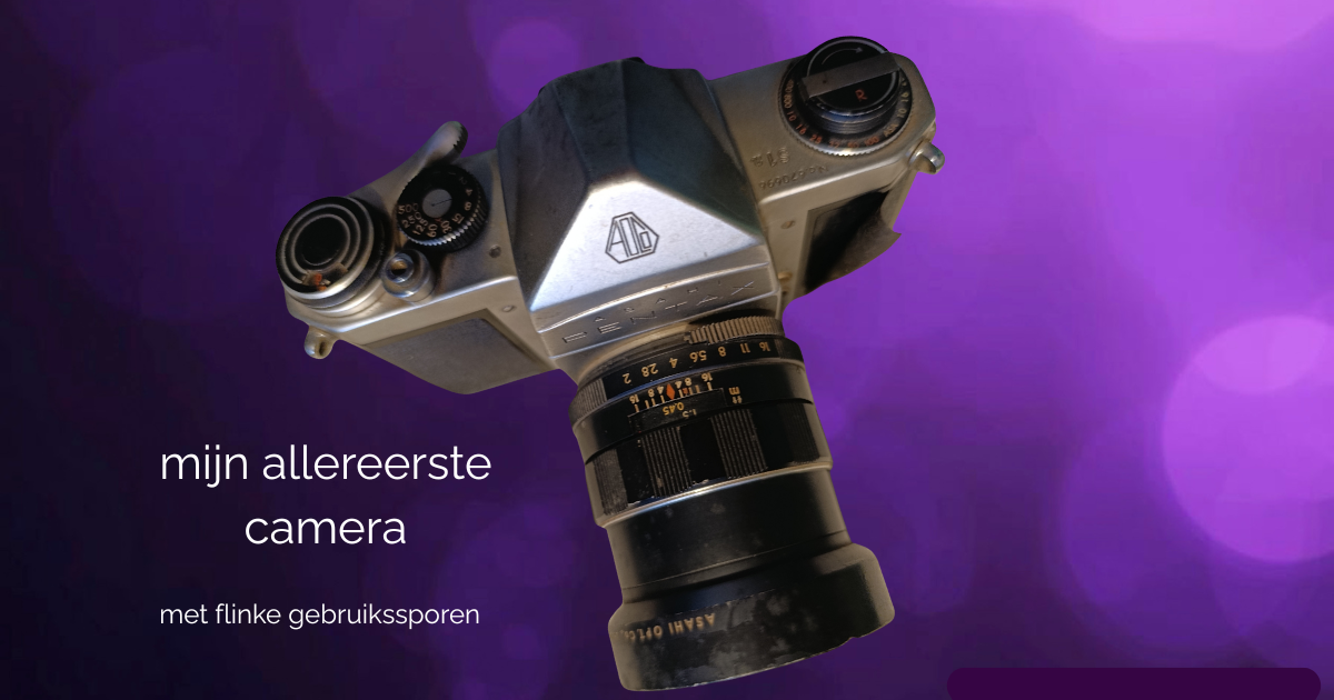 Een foto van mijn allereerste camera, een Pentax S1a. De gebruikssporen zijn duidelijk te zien.