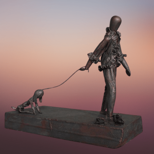 Een houten mannequin krijgt een jasje met ruches aan en laat haar hond uit.
