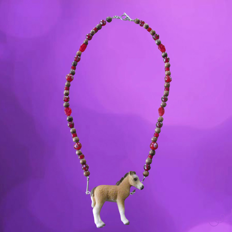 Een Schleich paardje hangt aan een ketting van natuurlijke houtkralen.
