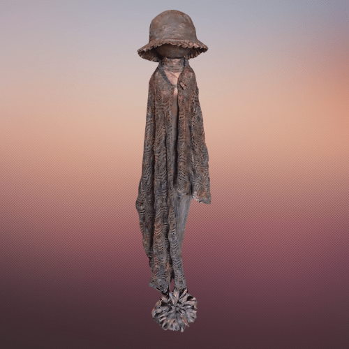 Een grote zonnehoed verschuilt het meeste van het gezicht. Een lange omslagdoek verhult haar lichaam. Een grote bloem aan haar voeten. Het beeld is 175 cm hoog.