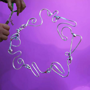 Van alpacadraad gebogen armband, iedere schakel is anders.