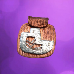 een zilveren kajuitschip op een bronzen achtergrond.