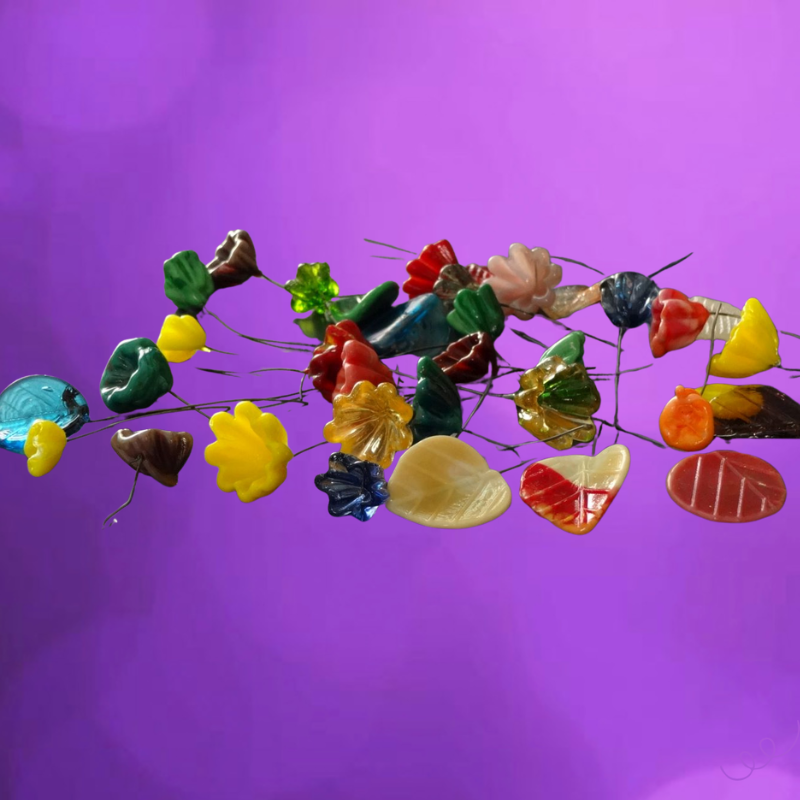 Miniatuurbloemetjes en blaadjes uit glas.