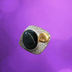 op een bijna vierkante achtergrond is een donkerblauwe cabochon en een gouden knop verwerkt.