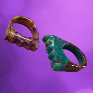 Een namaak amethist en een namaak turkoois ring.