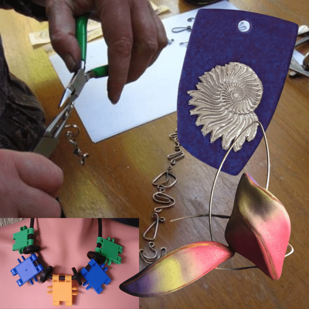 een compilatie van verschillende sieraden, uit zilver, polymeerklei, speelgoed en een combinatie van zilver en polymeerklei