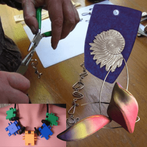 een compilatie van verschillende sieraden, uit zilver, polymeerklei, speelgoed en een combinatie van zilver en polymeerklei